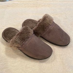 Isotoner Slippers Faux Fur Slip On Slippers Size 7.5-8